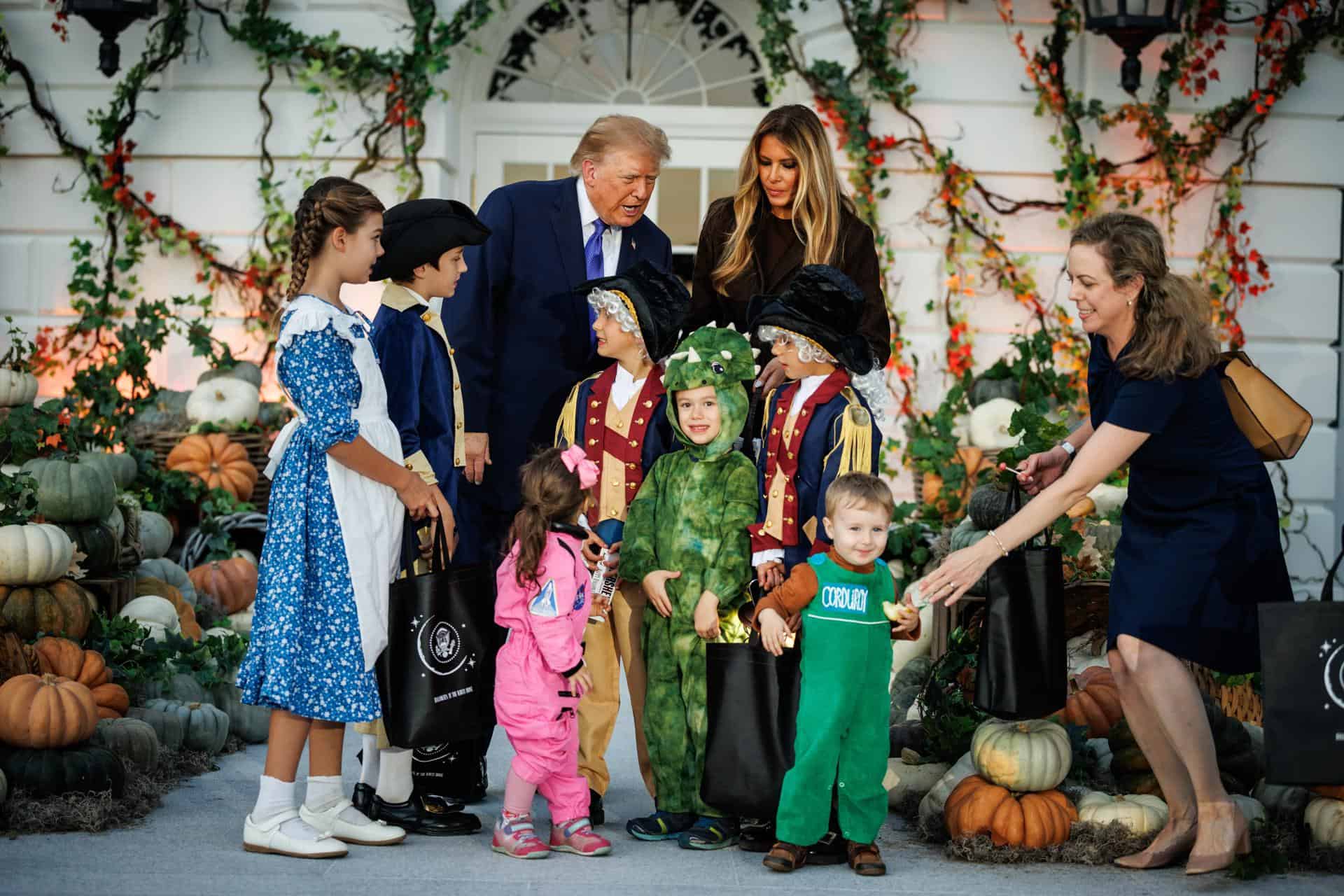 El presidente de Estados Unidos, Donald Trump, y la primera dama, Melania Trump, repartieron dulces a ni&ntilde;os disfrazados durante un evento de Halloween en el jard&iacute;n sur de la Casa Blanca en Washington, D.C., EE. UU., el 29 de octubre de 2026.