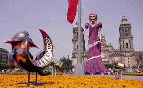 Una catrina de once pisos de alto preside el D&iacute;a de Muertos en principal plaza de M&eacute;xico