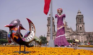 Una catrina de once pisos de alto preside el D&iacute;a de Muertos en principal plaza de M&eacute;xico