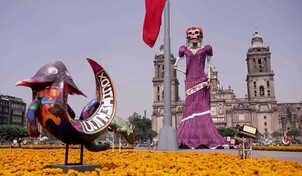 Una catrina de once pisos de alto preside el D&iacute;a de Muertos en principal plaza de M&eacute;xico