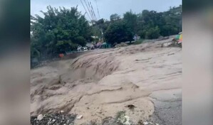 El municipio de Guayabal, en Azua, queda incomunicado por crecida de arroyo tras fuertes lluvias