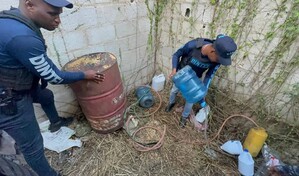 La Polic&iacute;a desmantela f&aacute;brica clandestina de cler&eacute;n en Villa Hermosa, La Romana