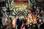 Donald y Melania Trump celebran Halloween en una Casa Blanca engalanada con calabazas