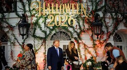 Donald y Melania Trump celebran Halloween en una Casa Blanca engalanada con calabazas