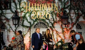 Donald y Melania Trump celebran Halloween en una Casa Blanca engalanada con calabazas