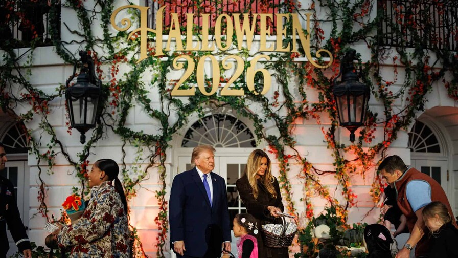 Donald y Melania Trump celebran Halloween en una Casa Blanca engalanada con calabazas