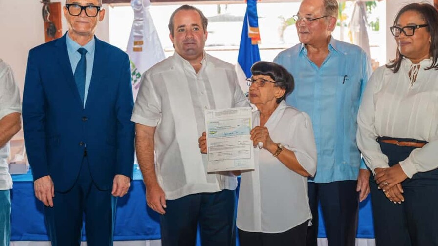 El Gobierno entrega RD$360 millones a trabajadores y pensionados de Falcondo El Gobierno entrega RD$360 millones a trabajadores y pensionados de Falcondo