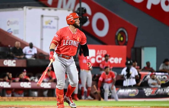 Marmolejos, Guzm&aacute;n y de la Cruz la sacan del parque y los Leones vencen a los Gigantes