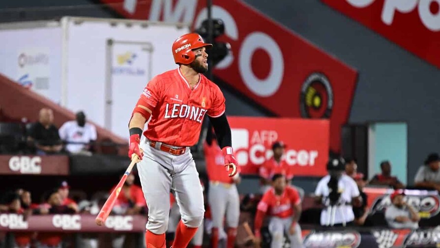 Marmolejos, Guzm&aacute;n y de la Cruz la sacan del parque y los Leones vencen a los Gigantes