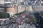 Miles de estudiantes y trabajadores protestan en Italia bajo un fuerte despliegue de seguridad Miles de estudiantes y trabajadores protestan en Italia bajo un fuerte despliegue de seguridad
