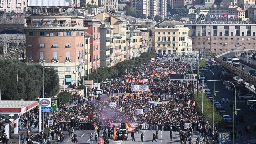 Miles de estudiantes y trabajadores protestan en Italia bajo un fuerte despliegue de seguridad