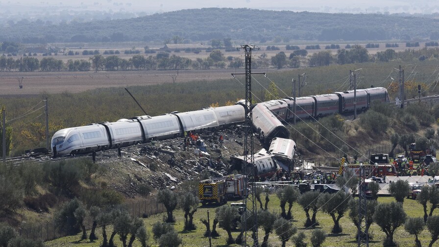 &Oacute;scar Puente se niega a dimitir tras la tragedia ferroviaria que deja decenas de muertos en Espa&ntilde;a