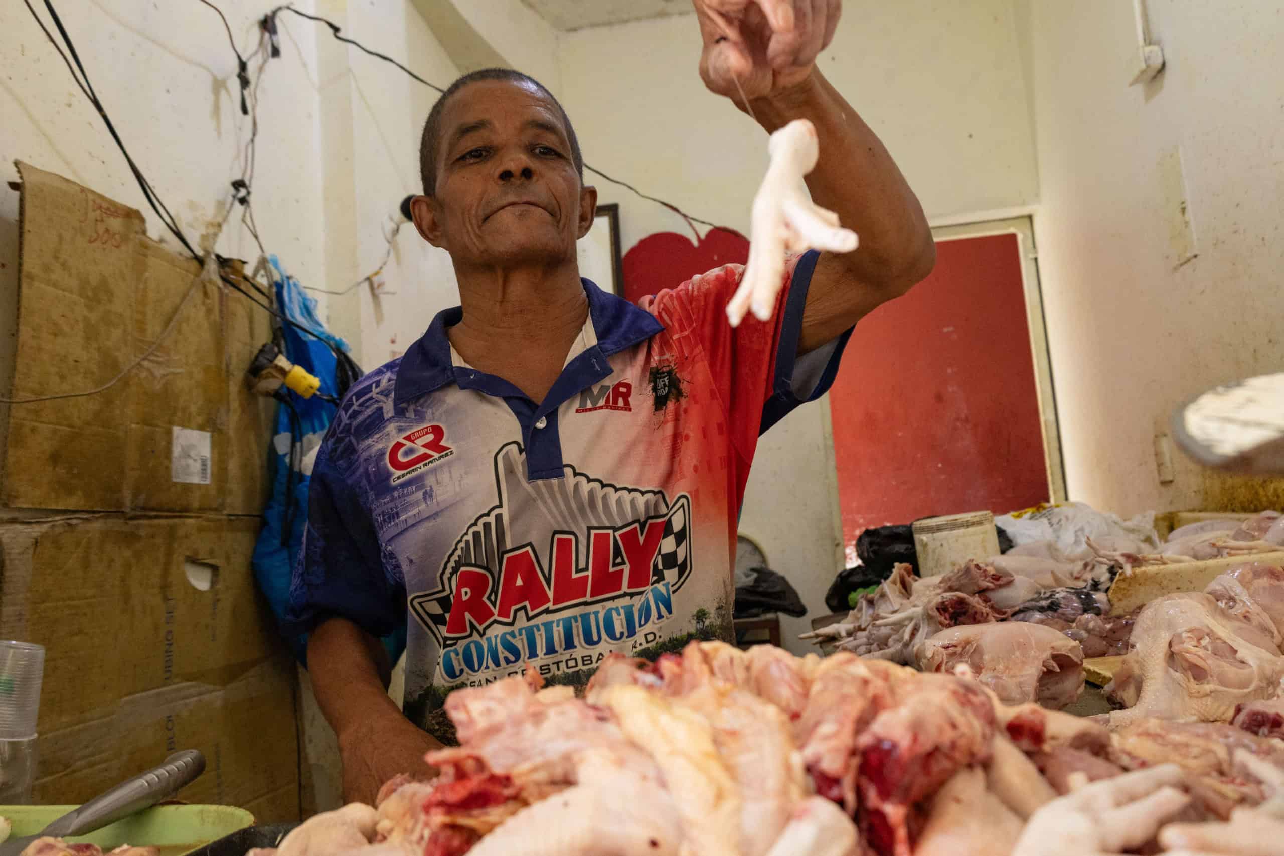 Franklin Robles inicia sus labores desde tempranas horas de la mañana en el Mercado de Honduras.