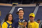 De limpiar iglesias y conducir Uber a ver a su hijo en la NBA: el sacrificio de una madre dominicana De limpiar iglesias y conducir Uber a ver a su hijo en la NBA: el sacrificio de una madre dominicana