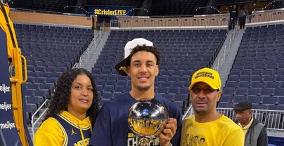 De limpiar iglesias y conducir Uber a ver a su hijo en la NBA: el sacrificio de una madre dominicana