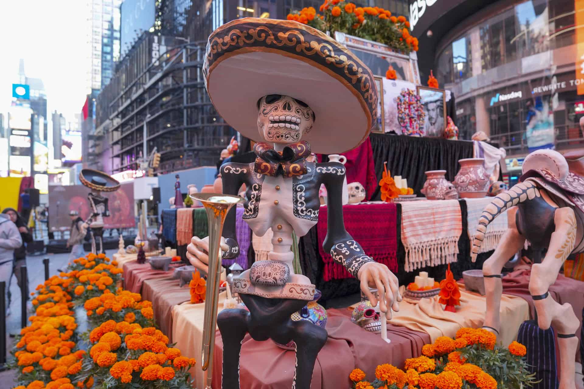 Fotograf&iacute;a que muestra un altar por el D&iacute;a de los Muertos este viernes, en Times Square de Nueva York (EE.UU.).&nbsp;