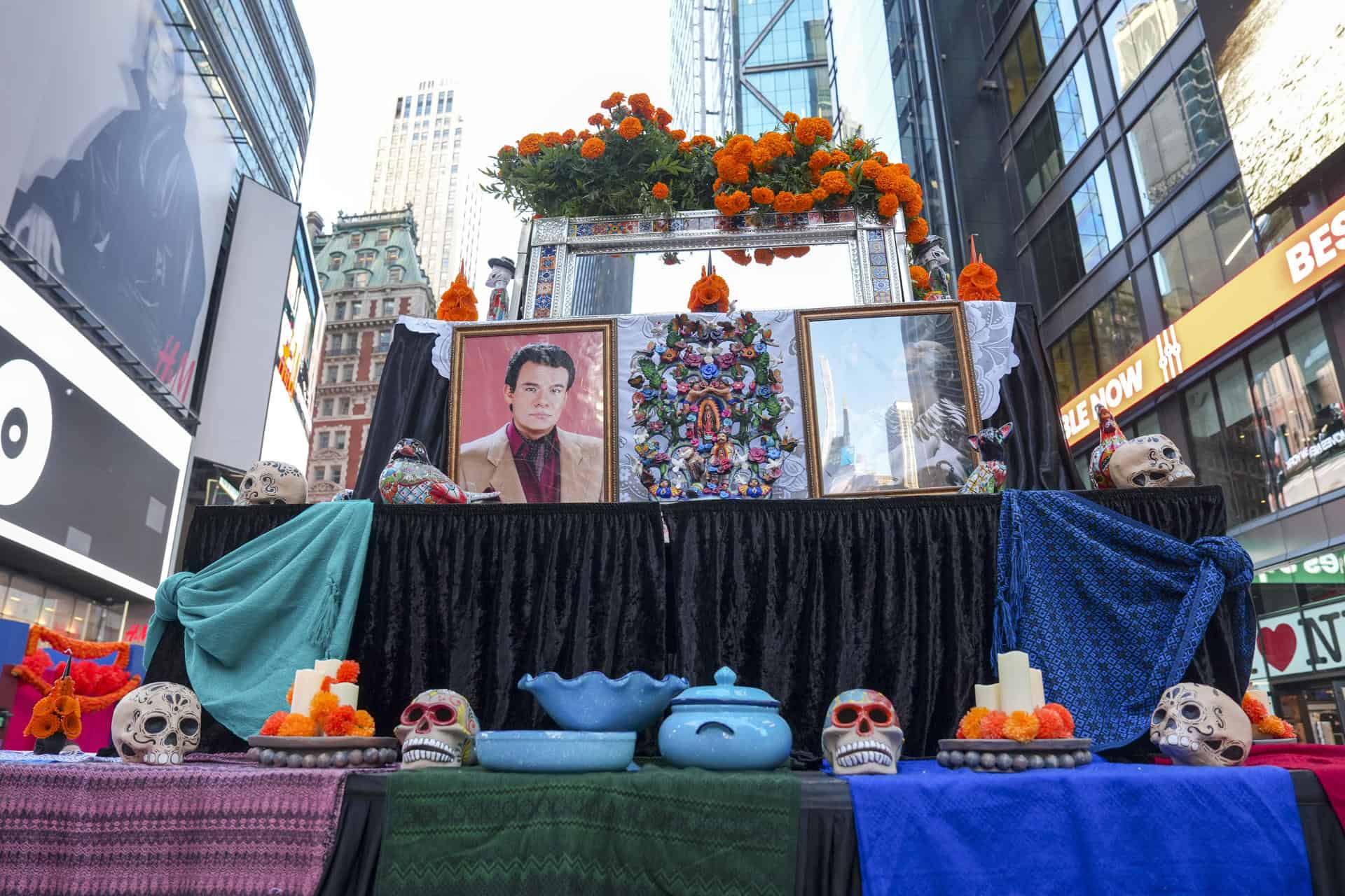  Fotograf&iacute;a que muestra un altar con la imagen de varias estrellas de la m&uacute;sica mexicana con motivo del D&iacute;a de los Muertos este viernes, en Times Square de Nueva York (EE.UU.).