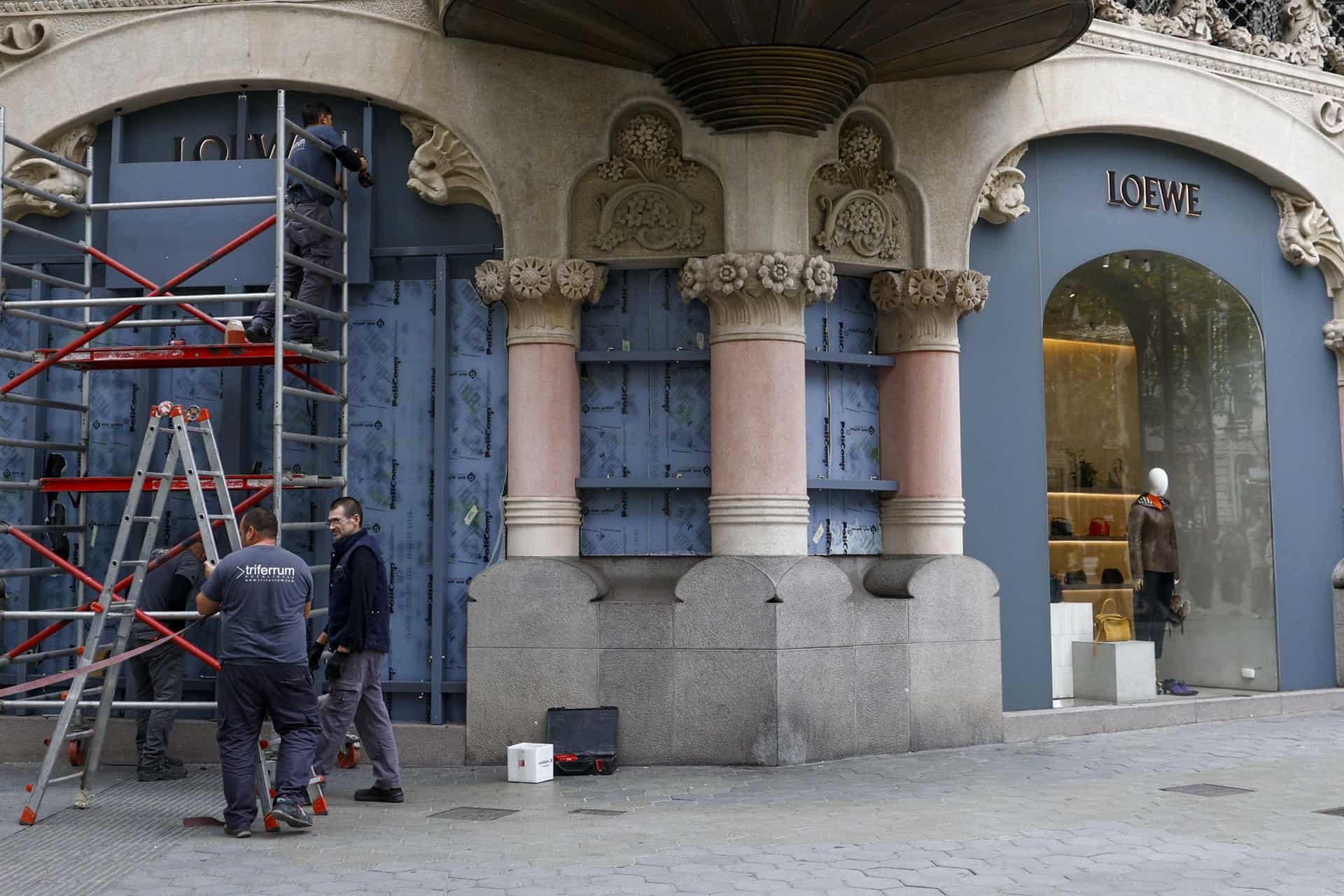 En una calle del centro de Barcelona, los comerciantes se prepararon para evitar nuevos saqueos.