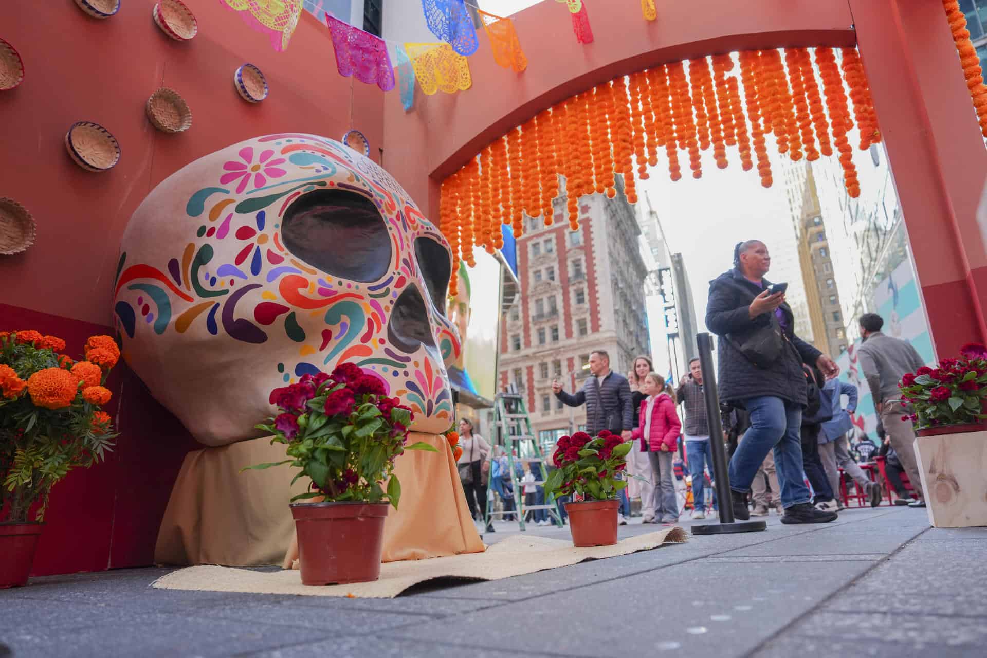 Fotograf&iacute;a que muestra una calavera en una ofrenda por el D&iacute;a de los Muertos este viernes, en Times Square de Nueva York (EE.UU.). EFE/ &Aacute;ngel Colmenares