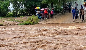 Lluvias inundan sectores de Azua y dejan incomunicado al distrito municipal de Las Lomas