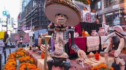 Catrinas y altar mexicano a los muertos en el popular Times Square en Nueva York
