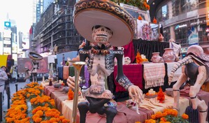 Catrinas y altar mexicano a los muertos en el popular Times Square en Nueva York