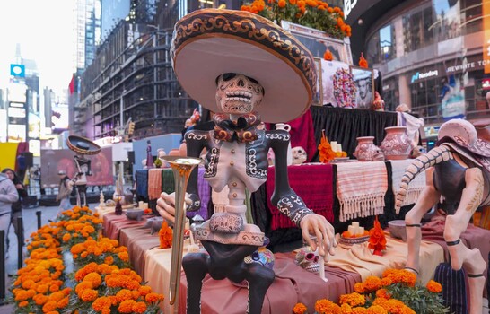Catrinas y altar mexicano a los muertos en el popular Times Square en Nueva York