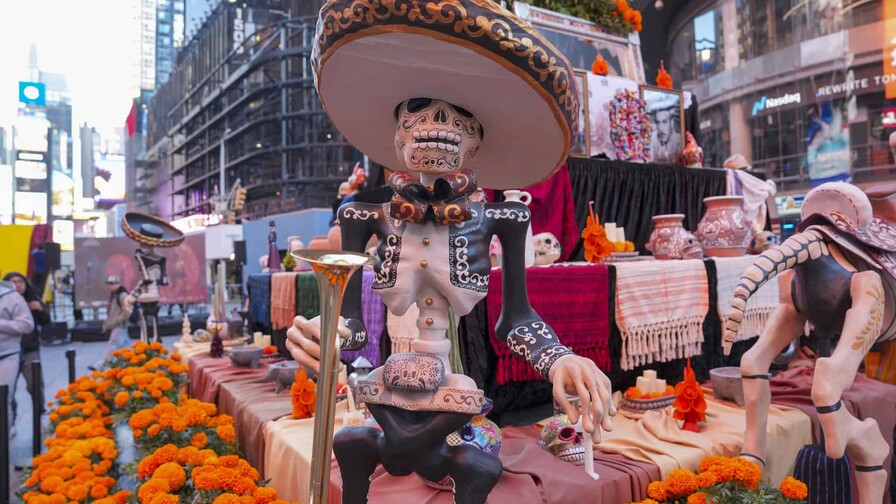 Catrinas y altar mexicano a los muertos en el popular Times Square en Nueva York