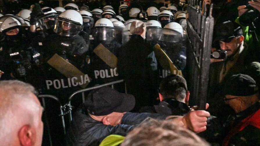 Fuertes desórdenes en torno al TC polaco llevan al presidente a suspender viaje Fuertes desórdenes en torno al TC polaco llevan al presidente a suspender viaje