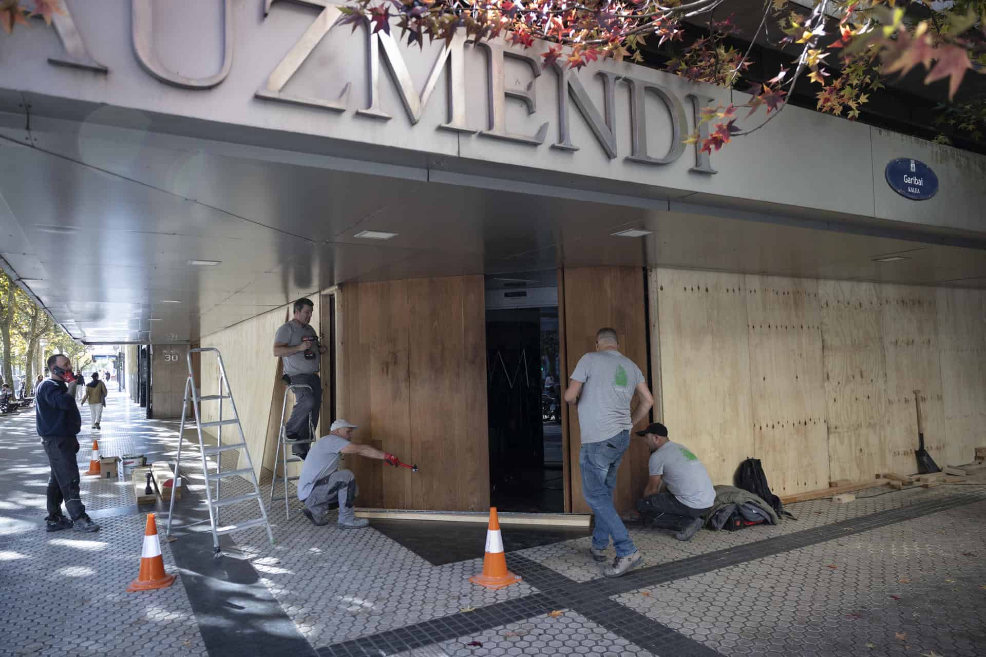 Un comercio de ropa del centro de San Sebastián instala protecciones en los escaparates para prevenir posibles saqueos de 'Blocus'.