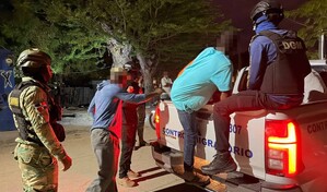 Prisi&oacute;n preventiva para uno de dos dominicanos imputados por transportar haitianos indocumentados
