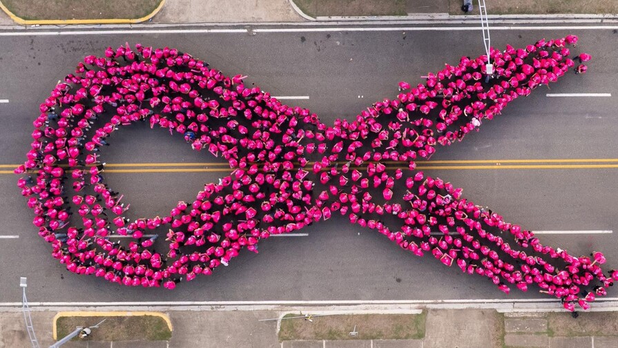 Más de 1,100 personas forman el Gran Lazo Humano contra el cáncer de mama en Santiago Más de 1,100 personas forman el Gran Lazo Humano contra el cáncer de mama en Santiago
