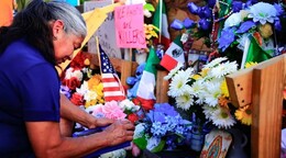 El altar de un mexicano muerto por ICE se llena de pegatinas electorales en Texas