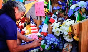 El altar de un mexicano muerto por ICE se llena de pegatinas electorales en Texas