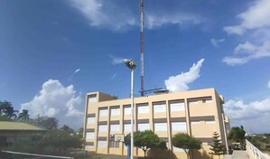 Padres protestan por antena instalada en liceo de La Vega ante temor de colapso estructural