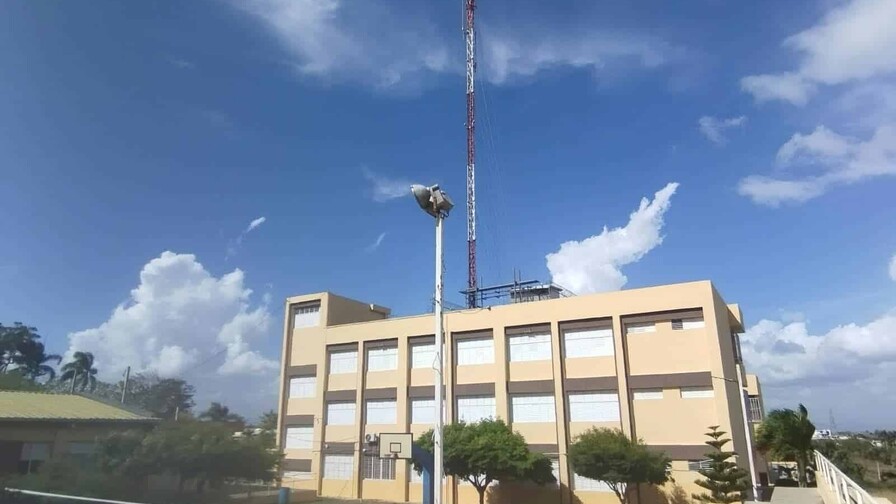 Padres protestan por antena instalada en liceo de La Vega ante temor de colapso estructural