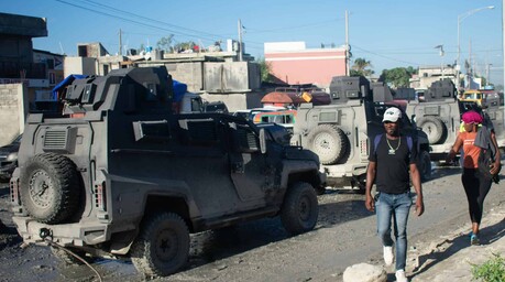 Soldados salvadore&ntilde;os realizan su primer patrullaje por las calles de Puerto Pr&iacute;ncipe