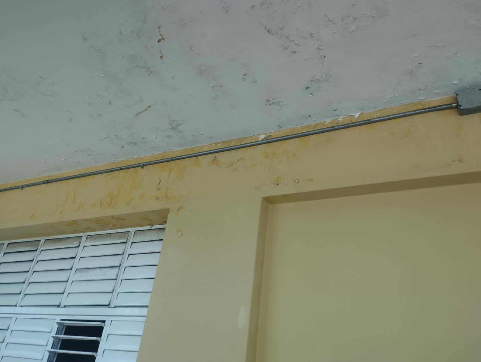 Las paredes del centro educativo también presentan signos visibles de deterioro.<br><br><br>
