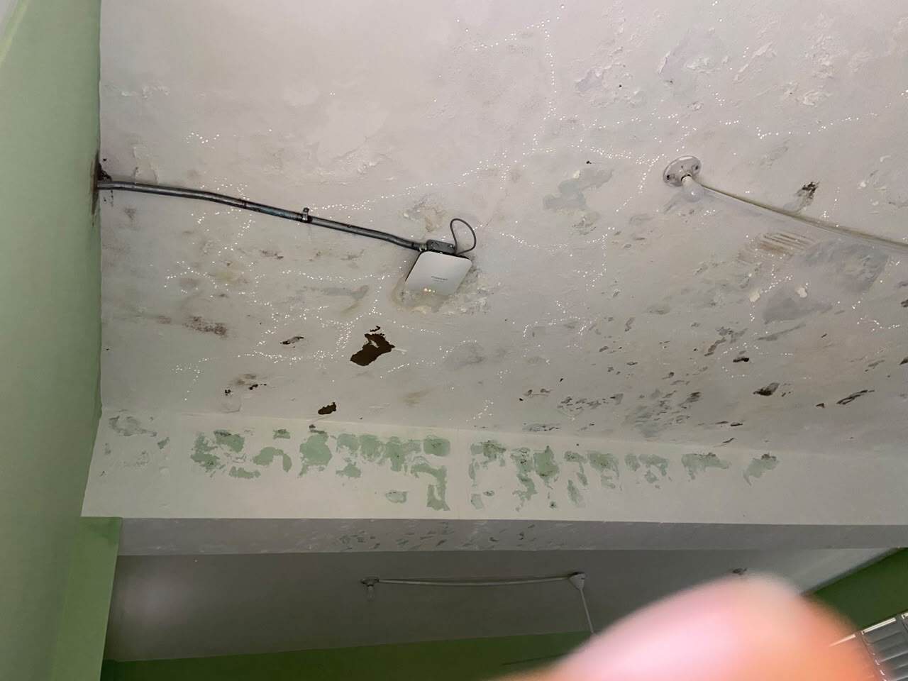 El techo de algunas aulas presenta un notable deterioro en su estructura.<br><br><br>