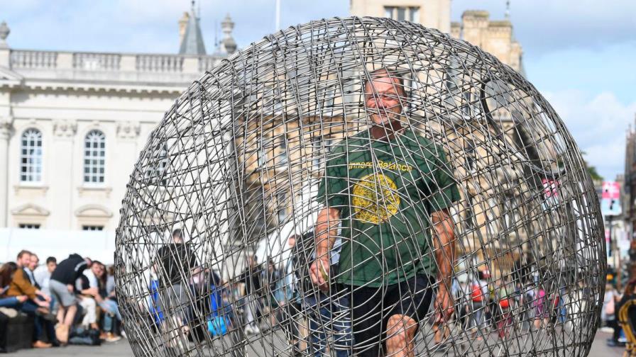 Artista alemán recorre 60 ciudades caminando dentro de una bola de acero Artista alemán recorre 60 ciudades caminando dentro de una bola de acero
