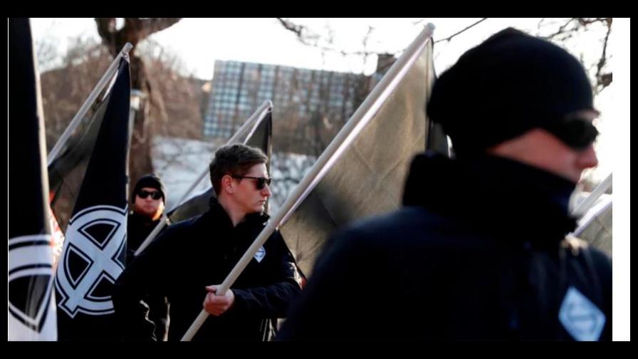 Neonazis derriban una estatua contra el racismo erigida el jueves en Budapest