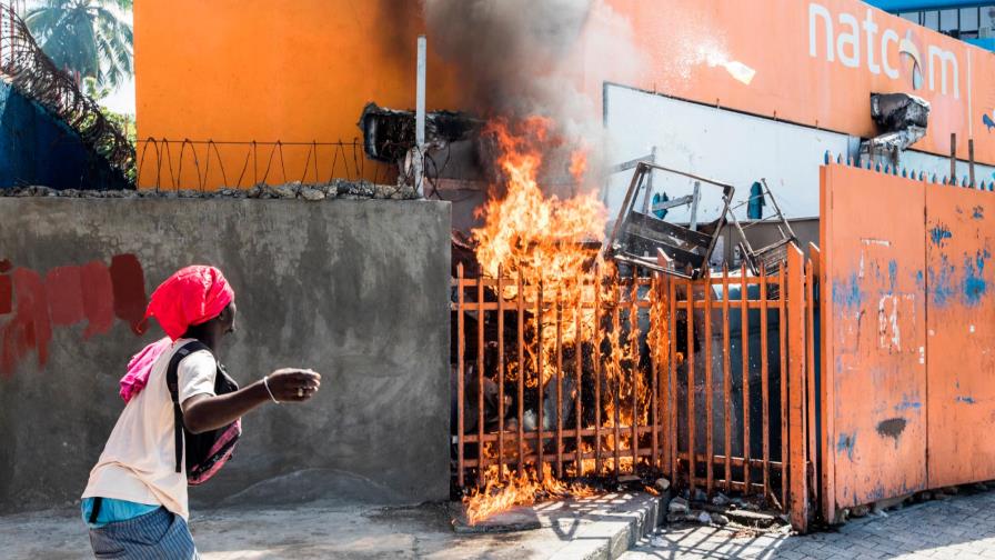 Mientras las bandas haitianas se descuartizan en las calles, la comunidad internacional no mira hacia Haití Mientras las bandas haitianas se descuartizan en las calles, la comunidad internacional no mira hacia Haití