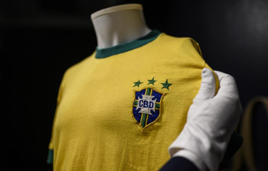 La última camiseta de Pelé con Brasil es vendida por 30.000 euros