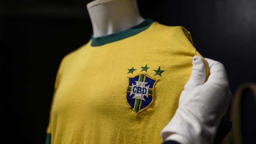 La última camiseta de Pelé con Brasil es vendida por 30.000 euros