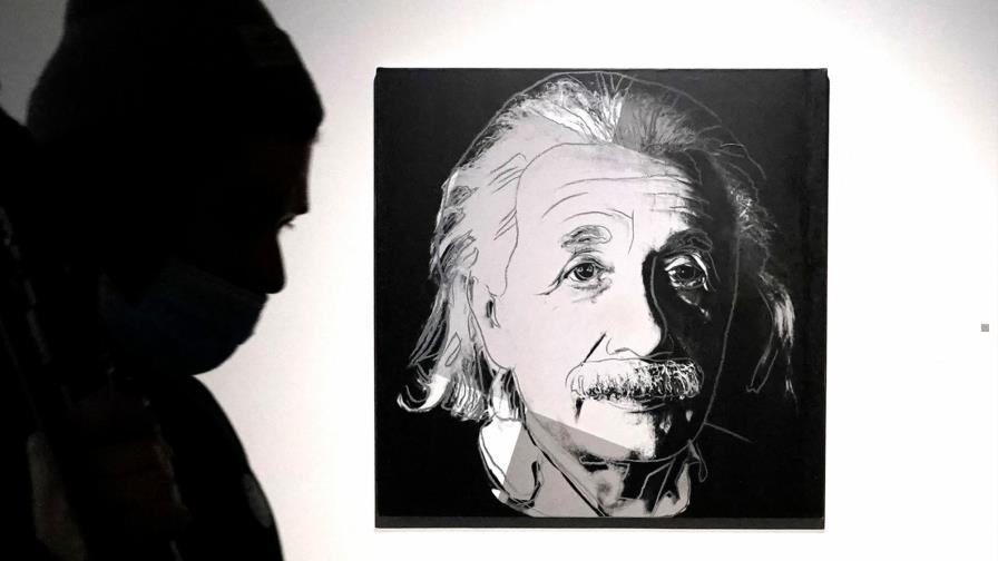 Suiza acuña la moneda más pequeña del mundo con Einstein sacando la lengua