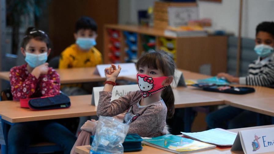 Crece incertidumbre en escuelas alemanas ante alta incidencia entre menores