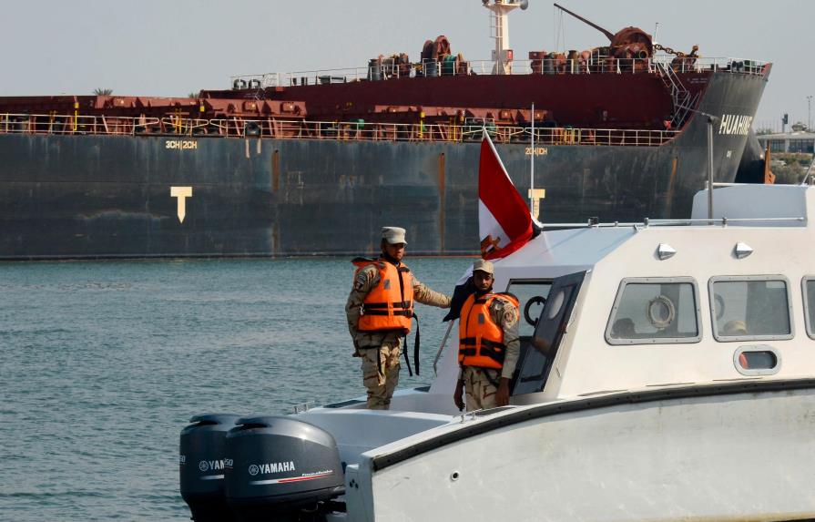Canal de Suez recupera ritmo de navegación al pasar todos los buques anclados