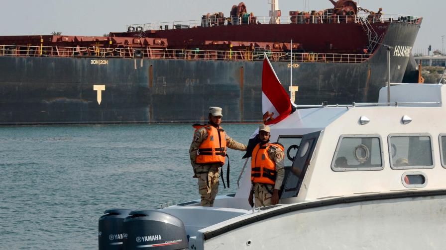 Canal de Suez recupera ritmo de navegación al pasar todos los buques anclados