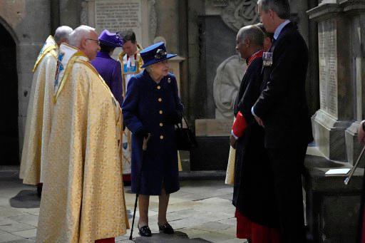 La reina Isabel II vista en público con un bastón