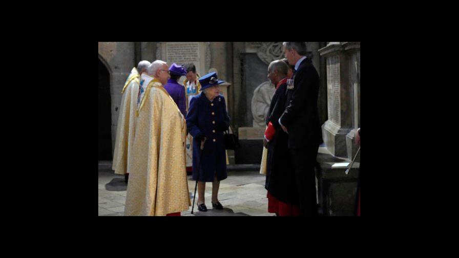 La reina Isabel II vista en público con un bastón La reina Isabel II vista en público con un bastón
